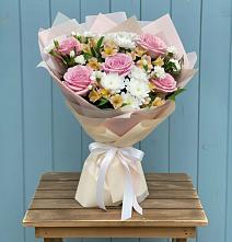 Букет цветов из:  Гвоздики, Орхидеи и Розы в Старая Станица