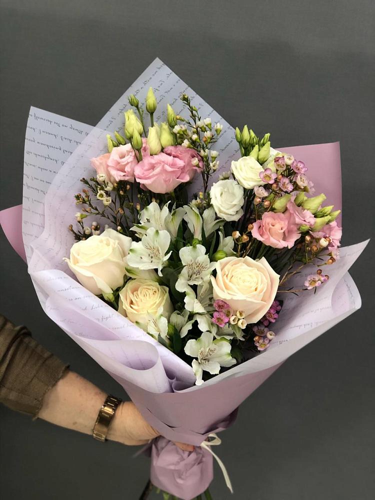 Букет цветов из: Альстромерии, Розы и Лизиантусы в Старая Станица