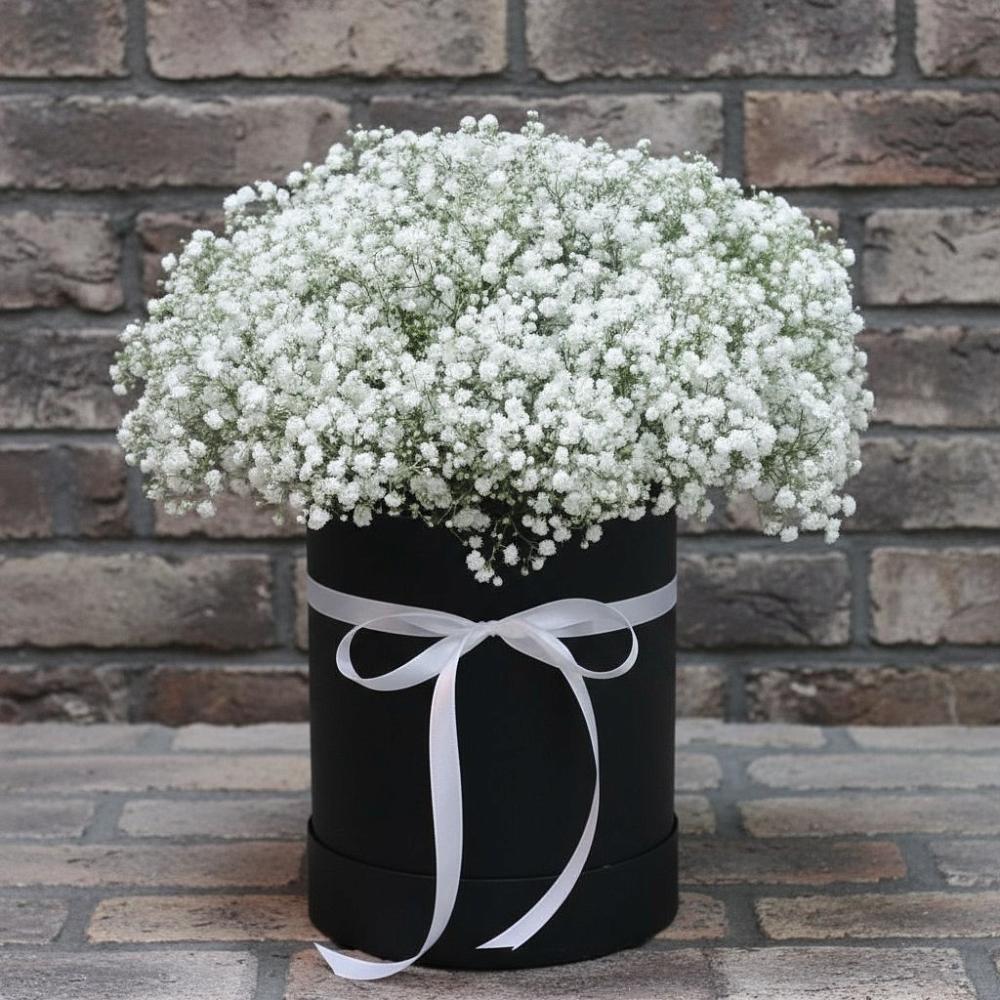 Цветочная композиция из Гипсофила в шляпной коробке в Старая Станица