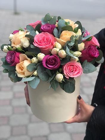 Цветочная композиция из Розы в шляпной коробке в Старая Станица