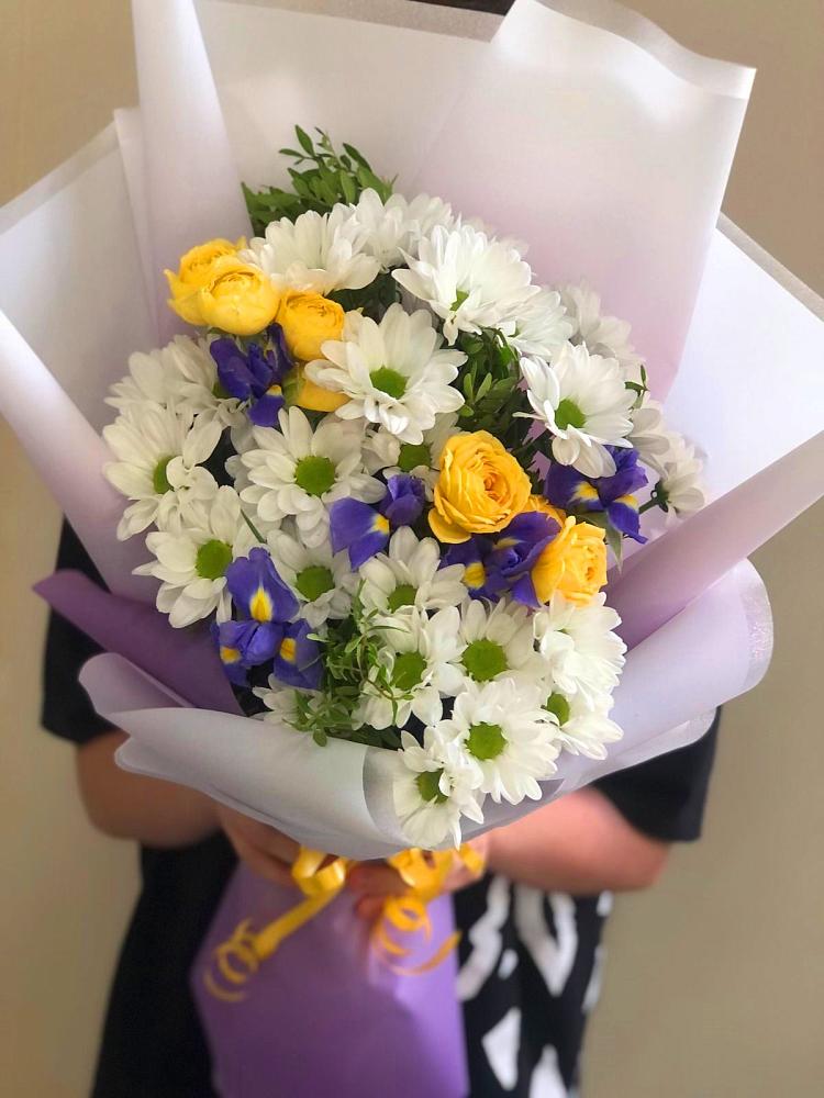 Букет цветов из: Ирисы, Хризантемы и Розы в Старая Станица