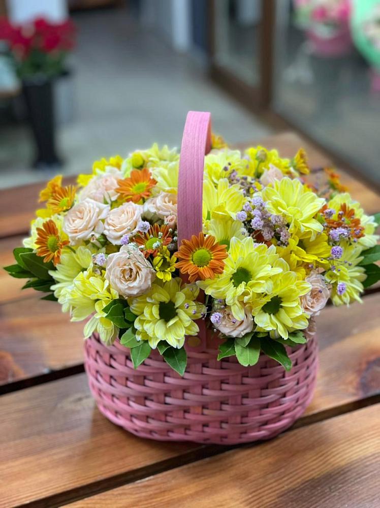 Цветочная композиция из Хризантемы и Розы в корзине в Старая Станица