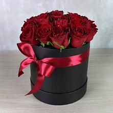 Цветочная композиция из Розы в шляпной коробке в Старая Станица